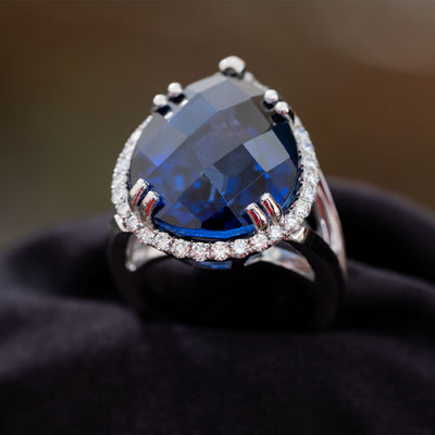 טבעת מיוחדת משובצת אבן חן ספיר בצורה מרשימה עם יהלומים מסביב