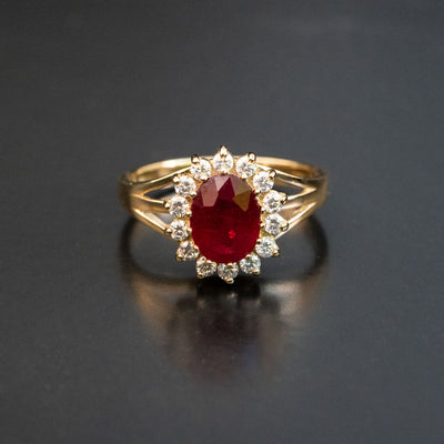 טבעת הנסיכה דיאנה עם אבן חן רובי קטנה ומסביב יהלומים