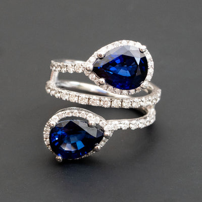 טבעת יוקרתית בעיצוב מיוחד עם שיבוץ 2 אבני חן ספיר בצורת טיפה וביניהן יהלומים